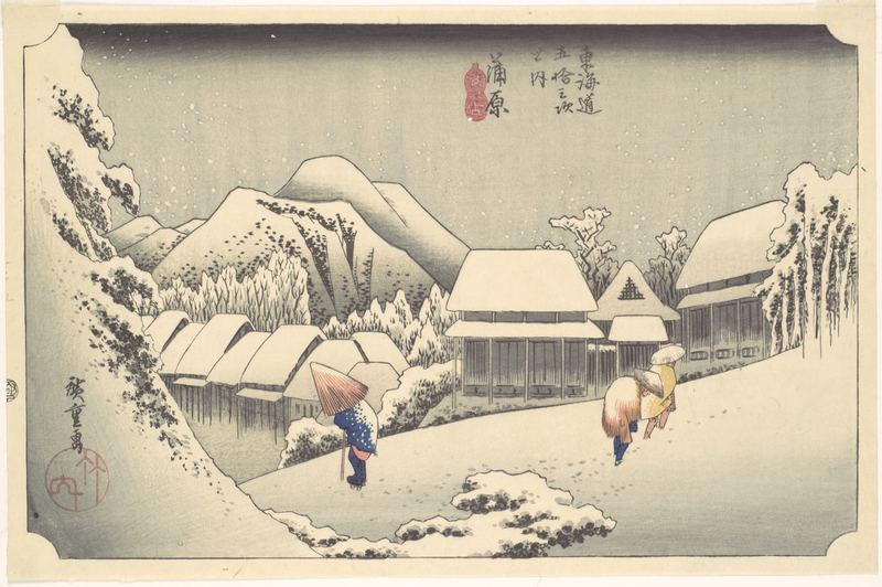 夜里，一座村庄被厚雪覆盖。屋顶和山坡都压着雪，天色灰暗，三个行人披着蓑衣、撑着伞，弓着身在雪中前行，身后留下一串脚印。