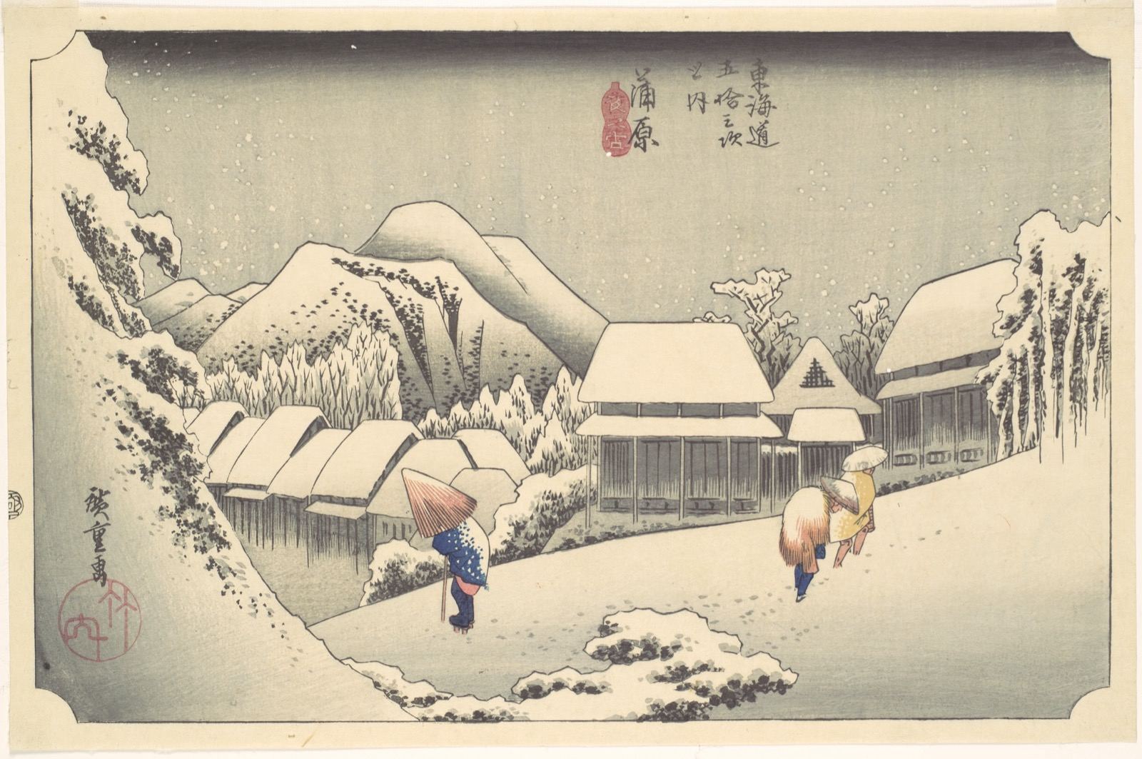 夜里，一座村庄被厚雪覆盖。屋顶和山坡都压着雪，天色灰暗，三个行人披着蓑衣、撑着伞，弓着身在雪中前行，身后留下一串脚印。