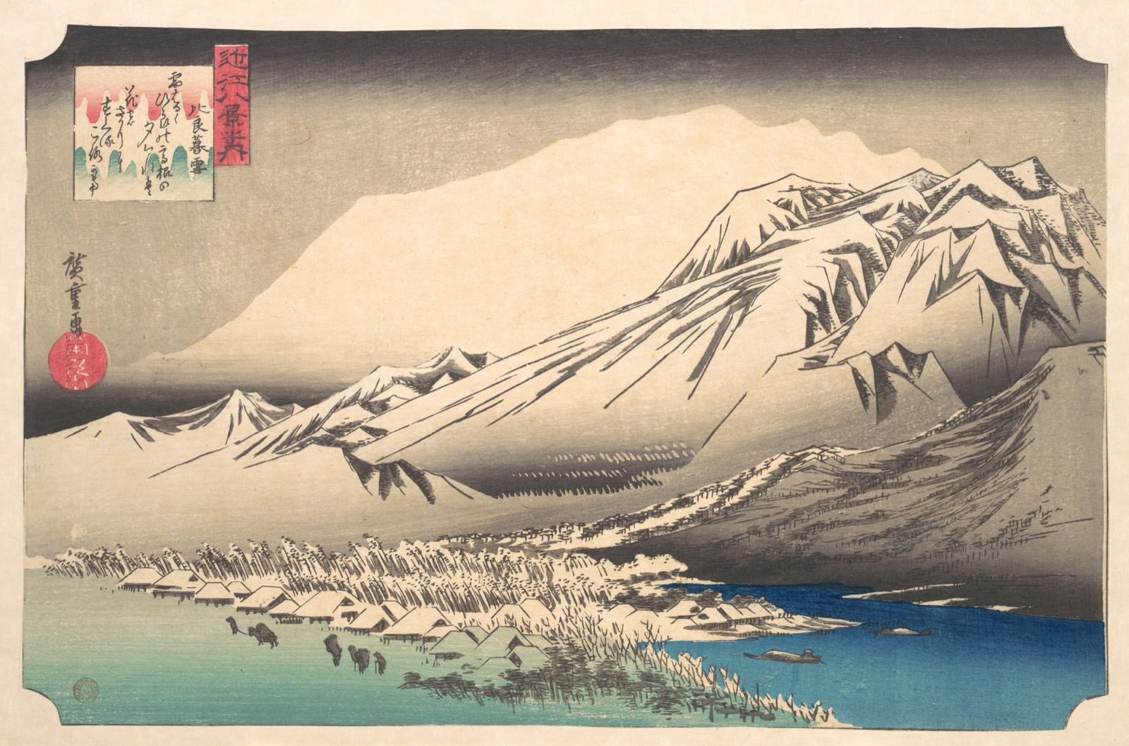 积雪的比良山耸立在琵琶湖岸后方。山下是村落和一排芦苇，贴着蓝色的湖水；左上方灰色的天空里有一块题诗的框。