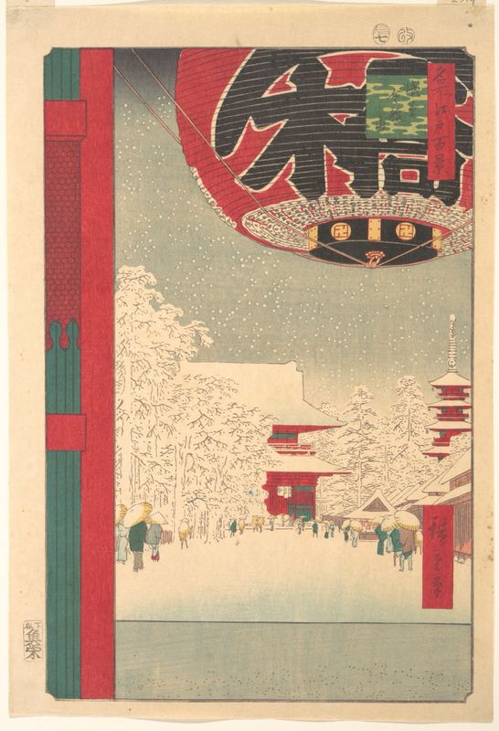 从江户浅草寺的大门向里看：一盏巨大的红纸灯笼横在画面上方，远处的殿堂和五重塔立在飘雪中，几个撑伞的小人走过白色的庭院。