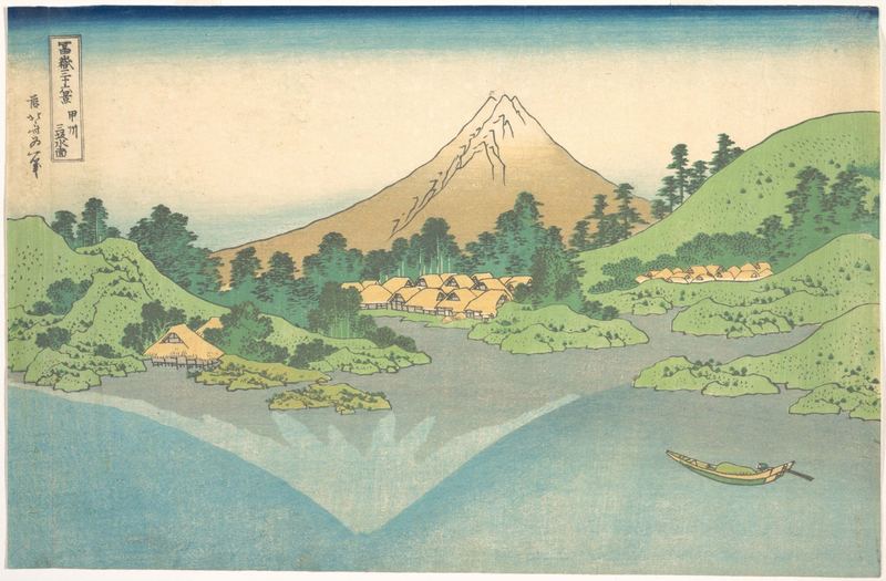 富士山耸立在绿色山丘和湖岸村落之上，倒影倒挂在下方平静的湖水中。画面下缘漂着一只小船。