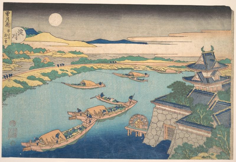 满月悬在大阪的淀川上空。载满乘客的船在蓝色河面上滑行，经过右侧的石垣和白色城楼；远处是低矮的绿岸和山丘。