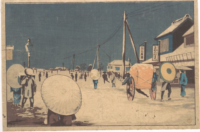 黄昏时分，深蓝的天空下一条宽阔的街道。屋顶和路边积着雪，电线杆和一根路灯杆沿街排开，行人撑着白色大伞匆匆走过，右边驶过一辆人力车。