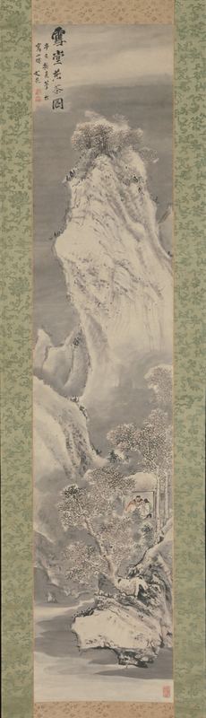 一幅细长的立轴。积雪的山崖几乎升到顶端，坡上挤满压着雪的树；半山腰的树丛里有一间小屋，两个很小的人坐在里面，下方一块白色巨石探向水面。左上方竖写着一行短题。