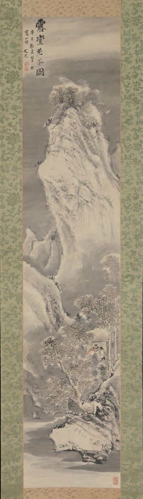 一幅细长的立轴。积雪的山崖几乎升到顶端，坡上挤满压着雪的树；半山腰的树丛里有一间小屋，两个很小的人坐在里面，下方一块白色巨石探向水面。左上方竖写着一行短题。
