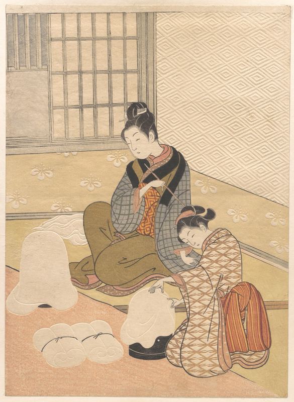 两位年轻女子在一间安静的屋里，有格子窗和印花的纸墙。一人坐着抽长烟管；另一人跪着，把丝绵绷在一只漆过的圆顶木模上，席上还放着几团白色丝绵。它们不着墨，只用压印，从纸面鼓起，像一小堆一小堆的雪。