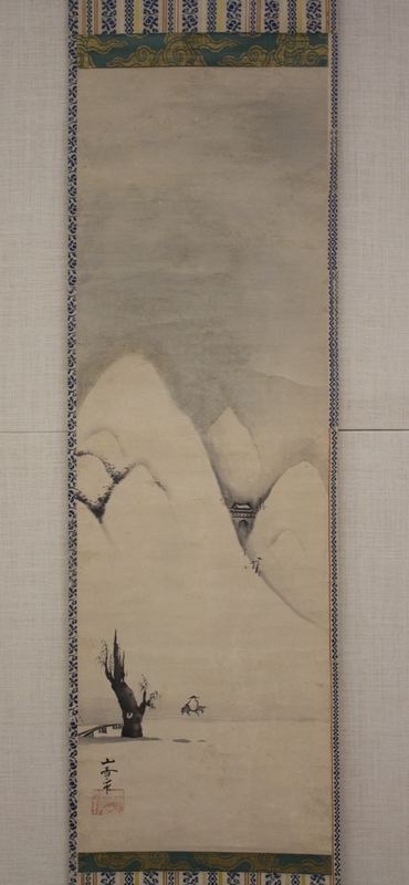 一幅装在细长裱件里的水墨画。上半部几乎全是淡淡的雾；下方圆润的雪山上，一座小小的山门立在山脊，最下面一位骑马的行人走过雪地，经过一棵虬曲的老树和一座小桥。