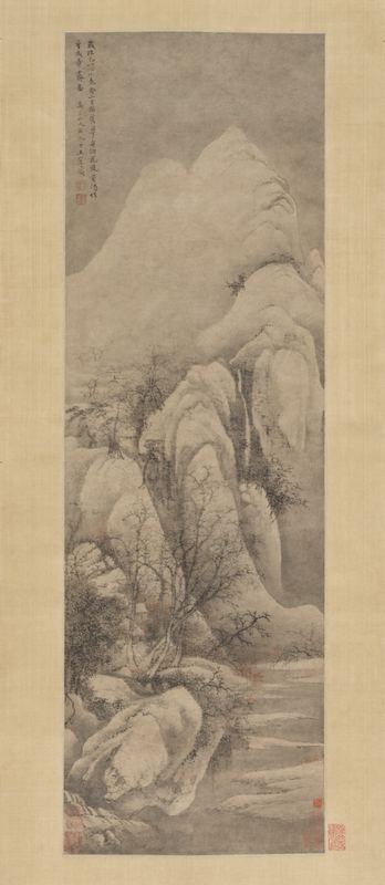一幅竖长的水墨冬景。积雪的峰峦和山崖向上攀升，岩石上簇生着落尽叶子的树，一条溪流穿过下半部；左上方的天空里有几行小字题款。