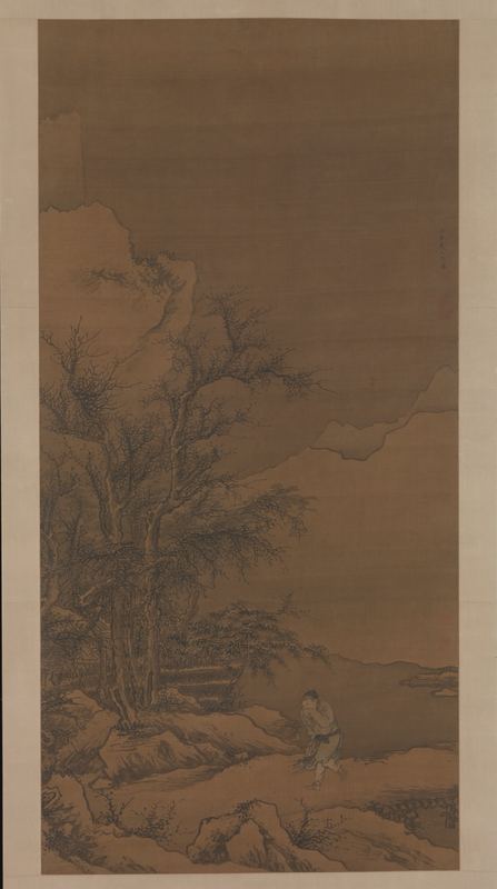 在变暗的绢上，一个孤身的人顶着寒冷弓着身，双臂缩到脸前，沿着积雪的河岸匆匆走在一片高大的冬日枯树下；树丛里半掩着篱笆，身后的雪山和水面隐入昏暗的天色。