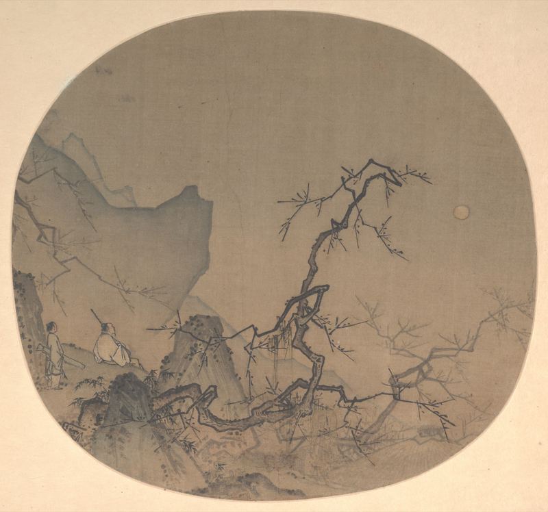 一幅圆形的绢本团扇。一位文人坐在左下方的岩台上，头顶一枝虬曲的梅横穿画面，旁边站着一位同伴；右侧空阔的天空里挂着一轮小小的淡月，身后的山崖隐入雾中。
