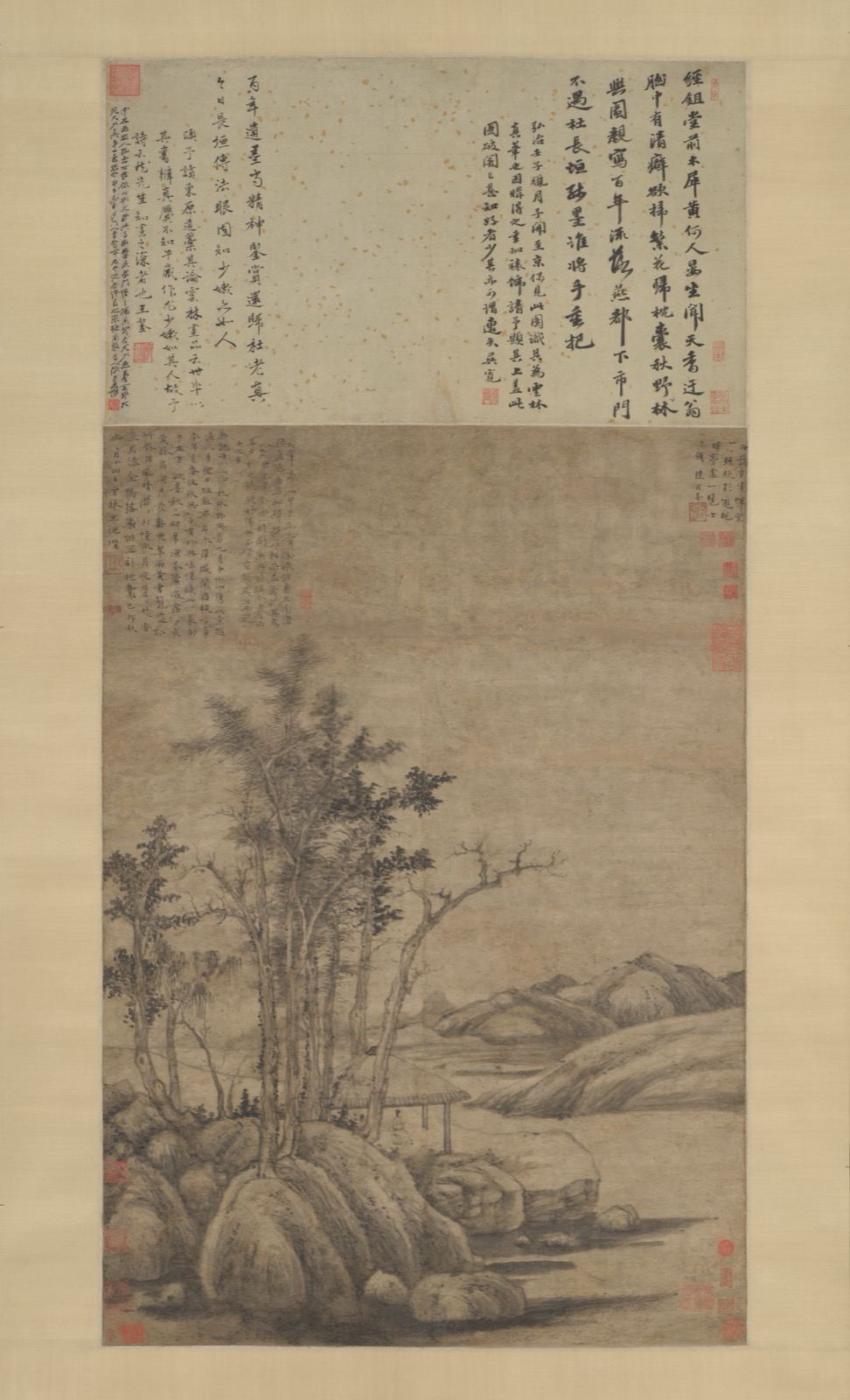 一幅简淡的水墨山水。前景圆润的石头上长着一丛瘦削的秋树，树后水边立着一座小小的茅亭，平静的河面向低缓的远山展开。上方的纸面写满了不同人的题跋。