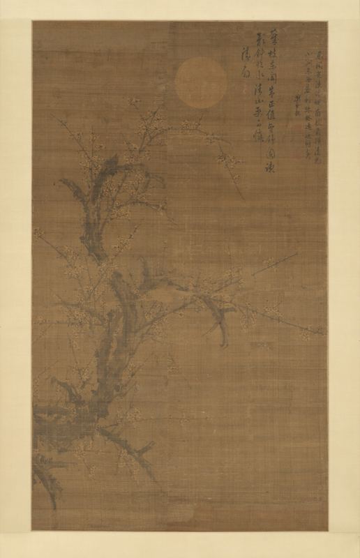 在褐色的绢上，一株老梅从底部升起，虬曲的枝条上缀着小小的淡色花朵；顶部一轮圆月在一行题字旁微微发亮。