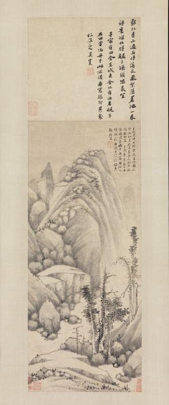 淡灰的水墨山峦笼着雾气，耸立在画幅下部一丛高瘦的树和一段安静的河岸之上。画面上方的纸上写满诗句，右侧还有另一段题字。