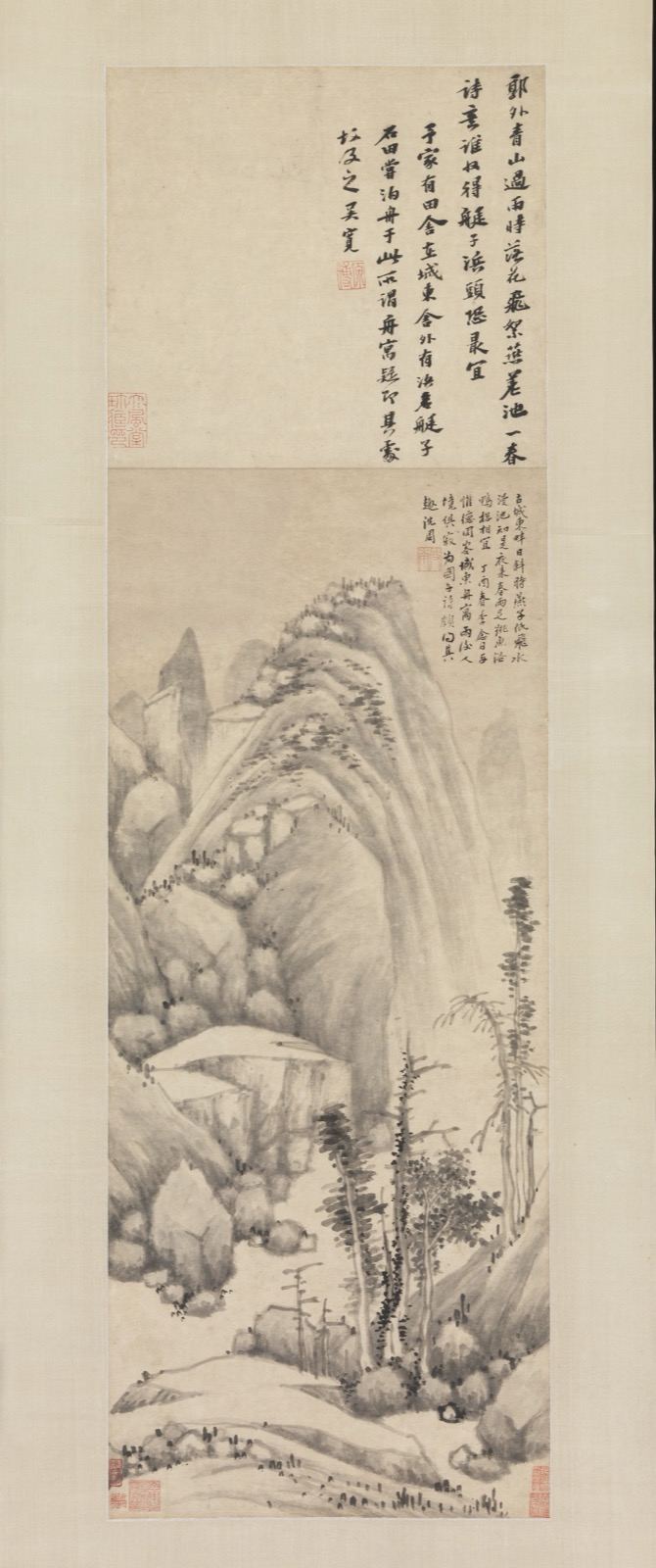 淡灰的水墨山峦笼着雾气，耸立在画幅下部一丛高瘦的树和一段安静的河岸之上。画面上方的纸上写满诗句，右侧还有另一段题字。