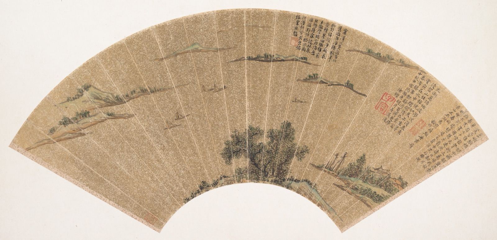 一幅洒金笺上的折扇面。宽阔的湖面沿着扇形展开,湖上浮着几座小岛和一丛丛树木,右侧是一行题字和几方印章。