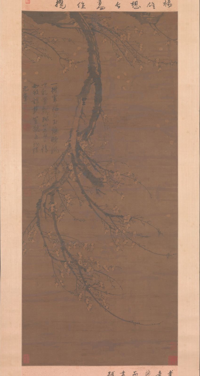 在深褐色的绢上，一根长长的梅枝从画幅顶端以一道大弧线垂下，细枝上开满只用墨画成的小花。左侧和上方的题跋上都写着字。